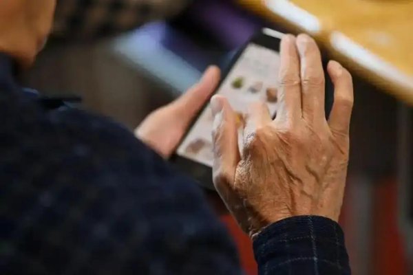 融可赢配资 健康视点|老年人为何网络“成瘾”?