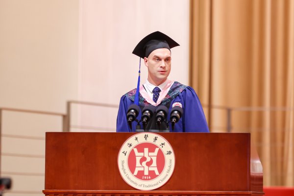 众合网 来上海学中医起初“挂科”多，美国小伙终毕业，最新动态：读博！