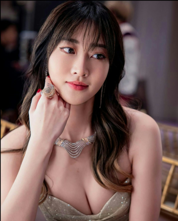大通速配 上位速度极快！TVB东张女神首次出演《爱回家》秘书！ 曾穿低胸装献吻曾志伟！